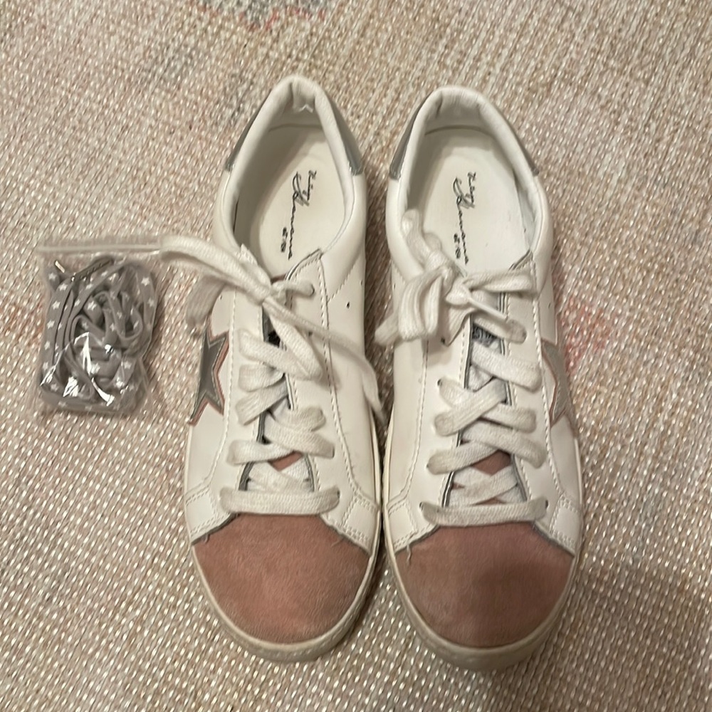 Vintage Havana size 7.5 low top sneakers blush, white, silver EUC